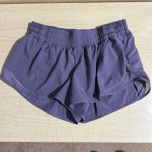 LULULEMON Hotty Hot Low-Rise Lined Short 2.5 (dark purple)